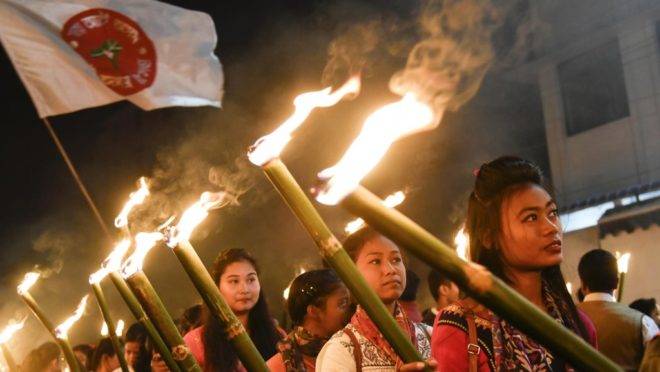 Ativistas de uma união de estudantes participam de procissão para protestar contra o Projeto de Emenda à Cidadania, em Guwahati, 8 de dezembro de 2019