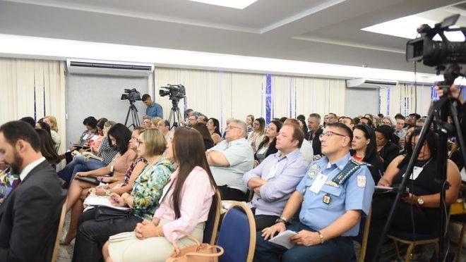 Diretores e secretários de escolas participam da formação do MEC sobre as unidades cívico-militares