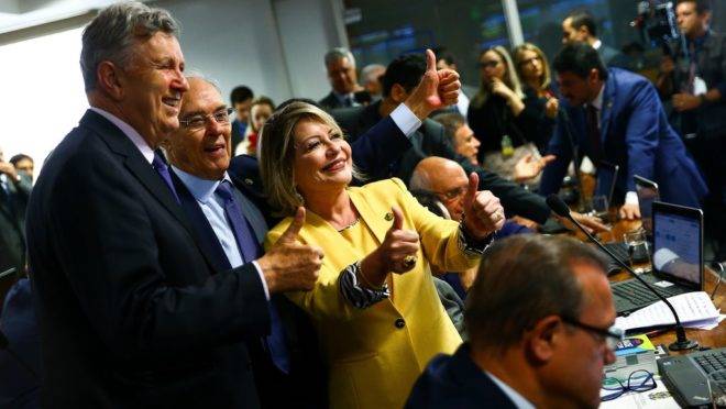 Senadores comemoram a aprovação na CCJ do Senado do pacote anticrime e do projeto da prisão em segunda instância.