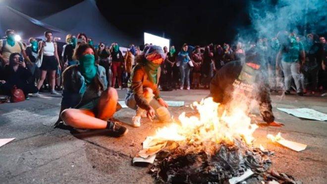 Contra o "fascismo do patriarcado" e a "violência de gênero", grupo feminista mexicano promoveu uma fogueira de livros cristãos.