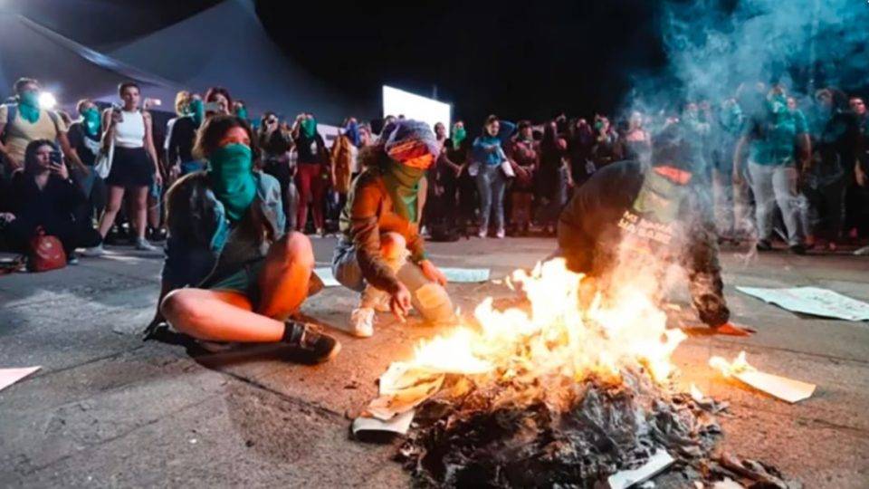 Contra o "fascismo do patriarcado" e a "violência de gênero", grupo feminista mexicano promoveu uma fogueira de livros cristãos.