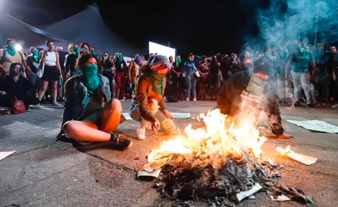 Contra o "fascismo do patriarcado" e a "violência de gênero", grupo feminista mexicano promoveu uma fogueira de livros cristãos.