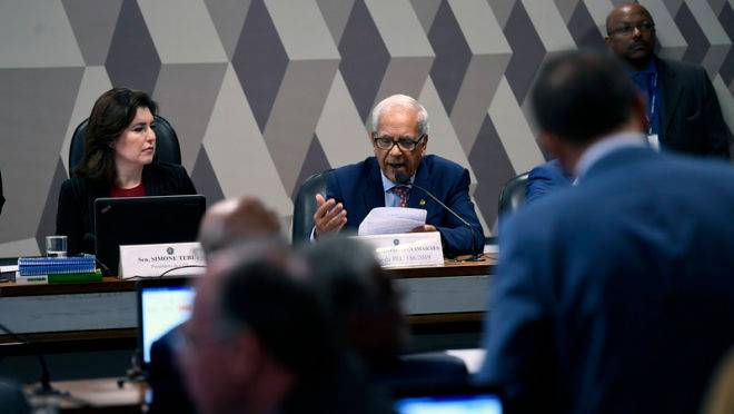 O senador Oriovisto Guimarães durante a leitura do relatório na CCJ.