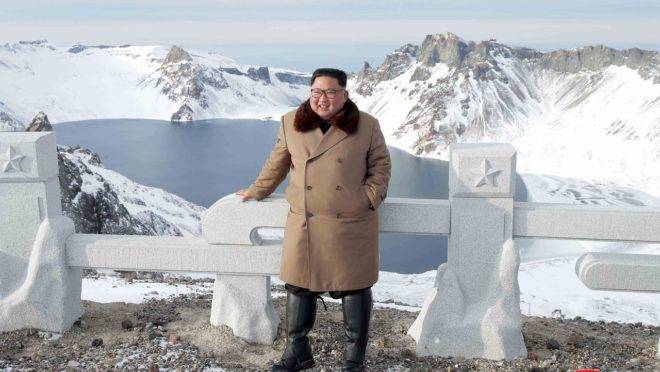 Kim Jong-un posa diante do monte Paektu, em Ryanggang.