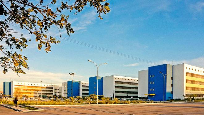 O campus universitário do UniBrasil, localizado no bairro Tarumã em Curitiba, possui mais de 150 mil metros quadrados e quase duas mil vagas gratuitas de estacionamento, além de mais de 50 laboratórios com tecnologia de ponta entre outros recursos bem avaliados pelo MEC