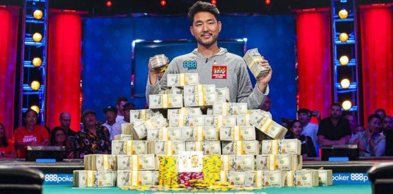 Foto do campeão de 2018. Imagem: Divulgação/WSOP Foto do campeão de 2018. Imagem: Divulgação/WSOP