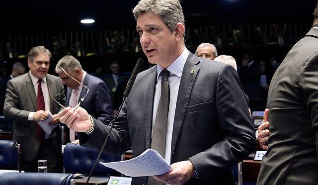 senador-contrata-filha-de-lula