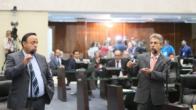 O líder da base, Hussein Bakri (PSD), ao lado do líder da oposição, Tadeu Veneri (PT), durante sessão plenária realizada em 11 de dezembro de 2019