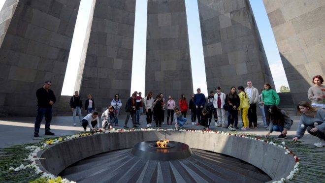 visitantes no Memorial do Genocídio Armênio Tsitsernakaberd, em Yerevan. O congresso americano reconheceu formalmente o assassinato de 1,5 milhão de armênios como genocídio
