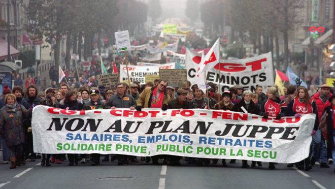 Franceses manifestam contra reforma da Previdência