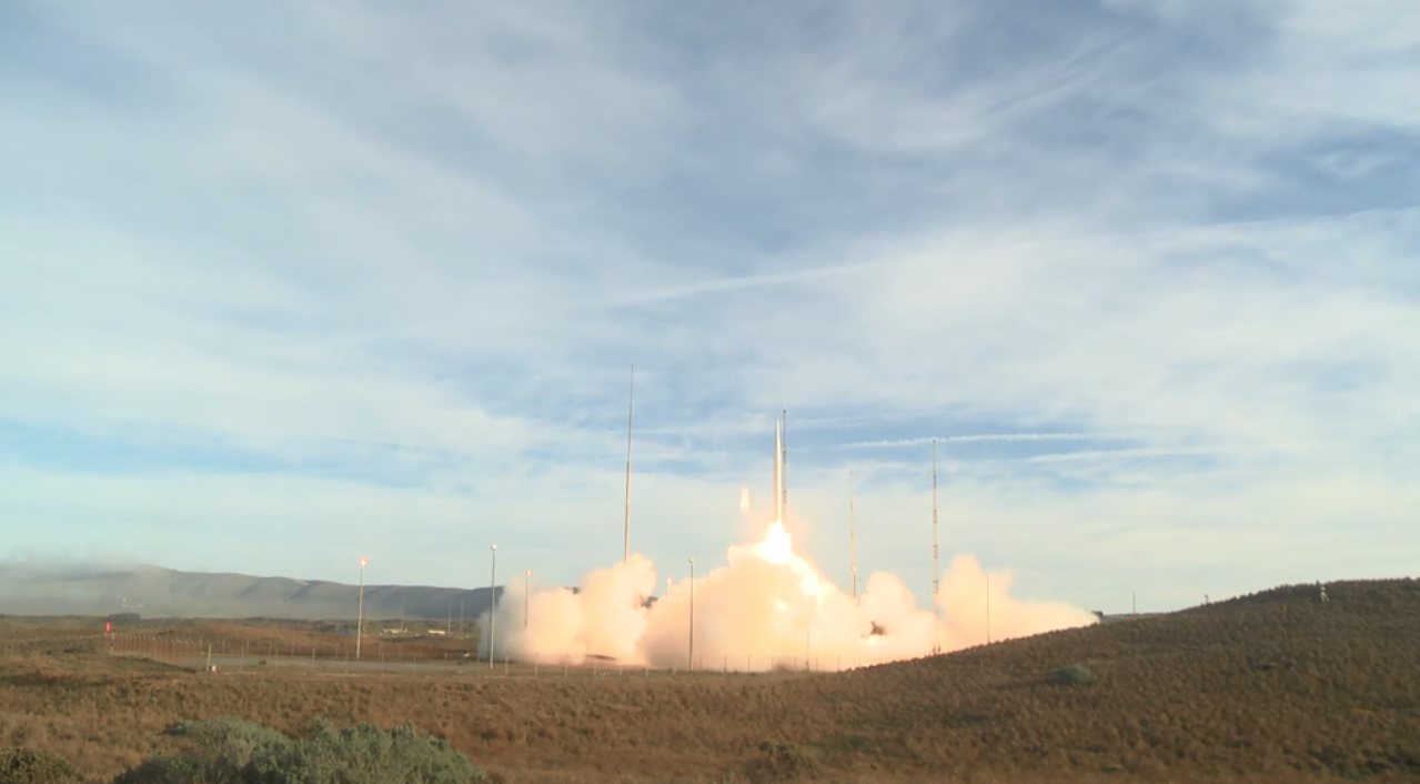 EUA testam lançamento de protótipo de míssil balístico de alcance intermediário.