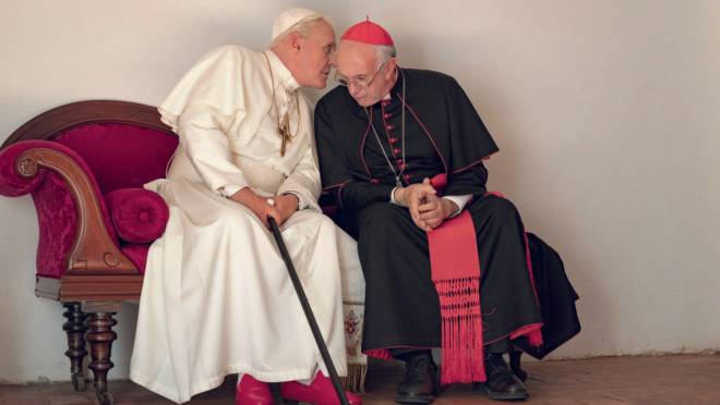 Com humor e leveza, a parceria do diretor Fernando Meirelles com o roteirista Anthony McCarten mostra a amizade entre os papas Bento XVI e Francisco.