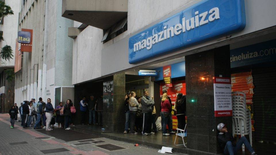 Magazine Luiza: Atrelar mérito a raça é contra os direitos humanos Loja do Magazine Luiza, em Curitiba