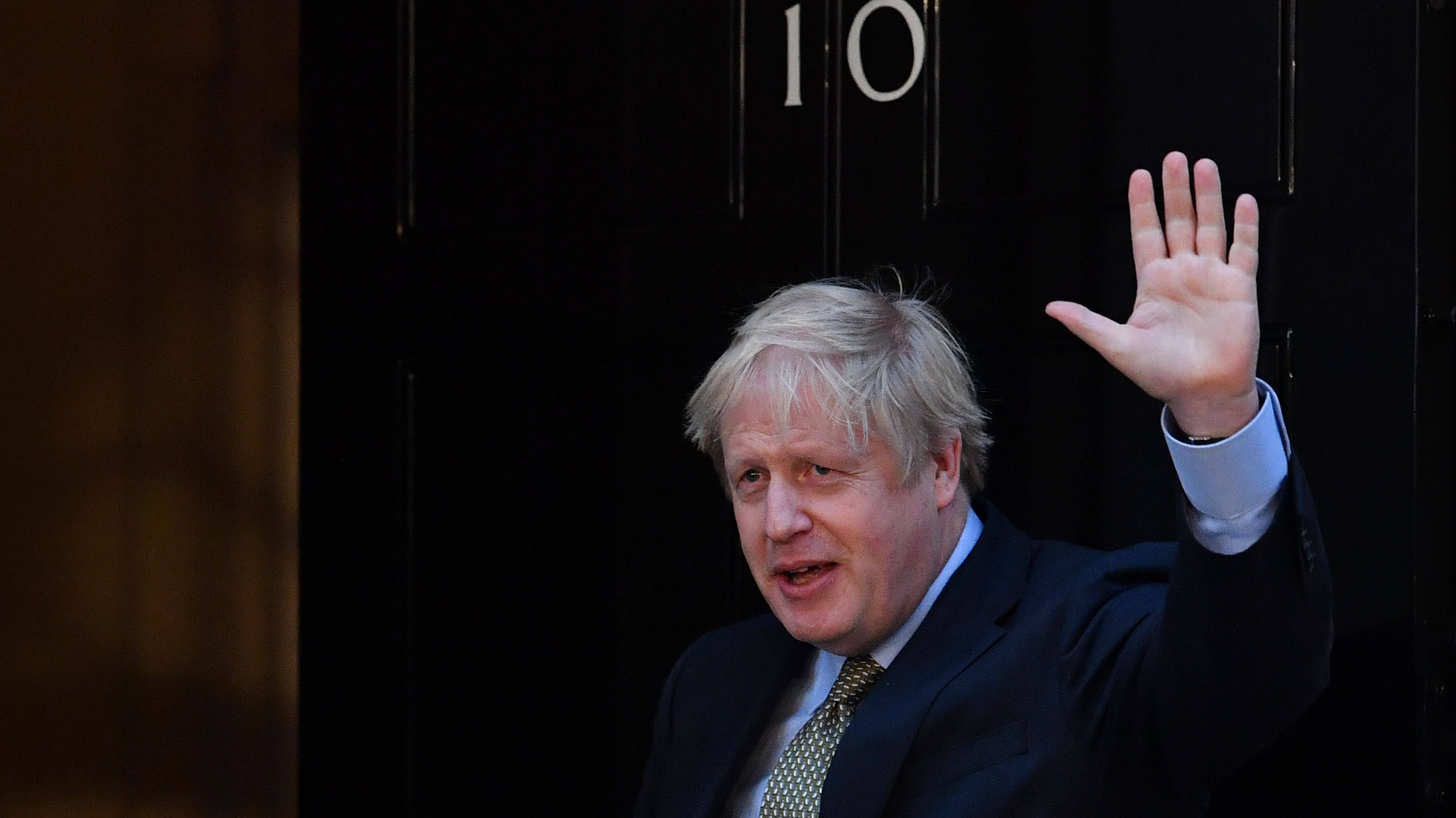 O primeiro-ministro britânico, Boris Johnson, diante da residência oficial