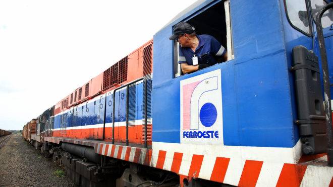 Maquinista opera composição da Ferroeste em Guarapuava. em abril de 2019