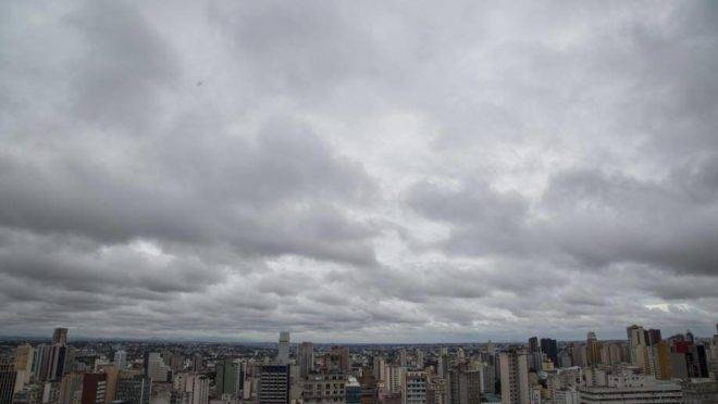 Céu nublado em Curitiba.