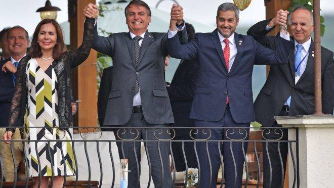 Da esquerda para a direita: A ministra das Relações Exteriores da Bolívia, Karen Longaric; o presidente do Brasil, Jair Bolsonaro; o presidente do Paraguai, Mario Abdo Benitez; e o ministro do Exterior do Chile, Teodoro Ribera, levantam os braços durante a 55ª cúpula do Mercosul em Bento Gonçalves, Rio Grande do Sul, Brasil, em 5 de dezembro de 2019.
