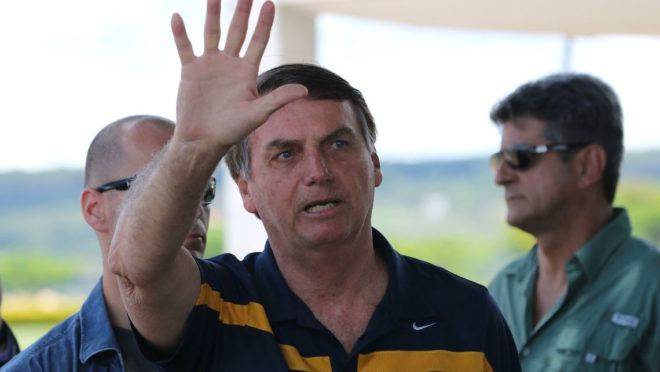 Presidente Jair Bolsonaro conversa com a imprensa em frente ao Palácio da Alvorada.