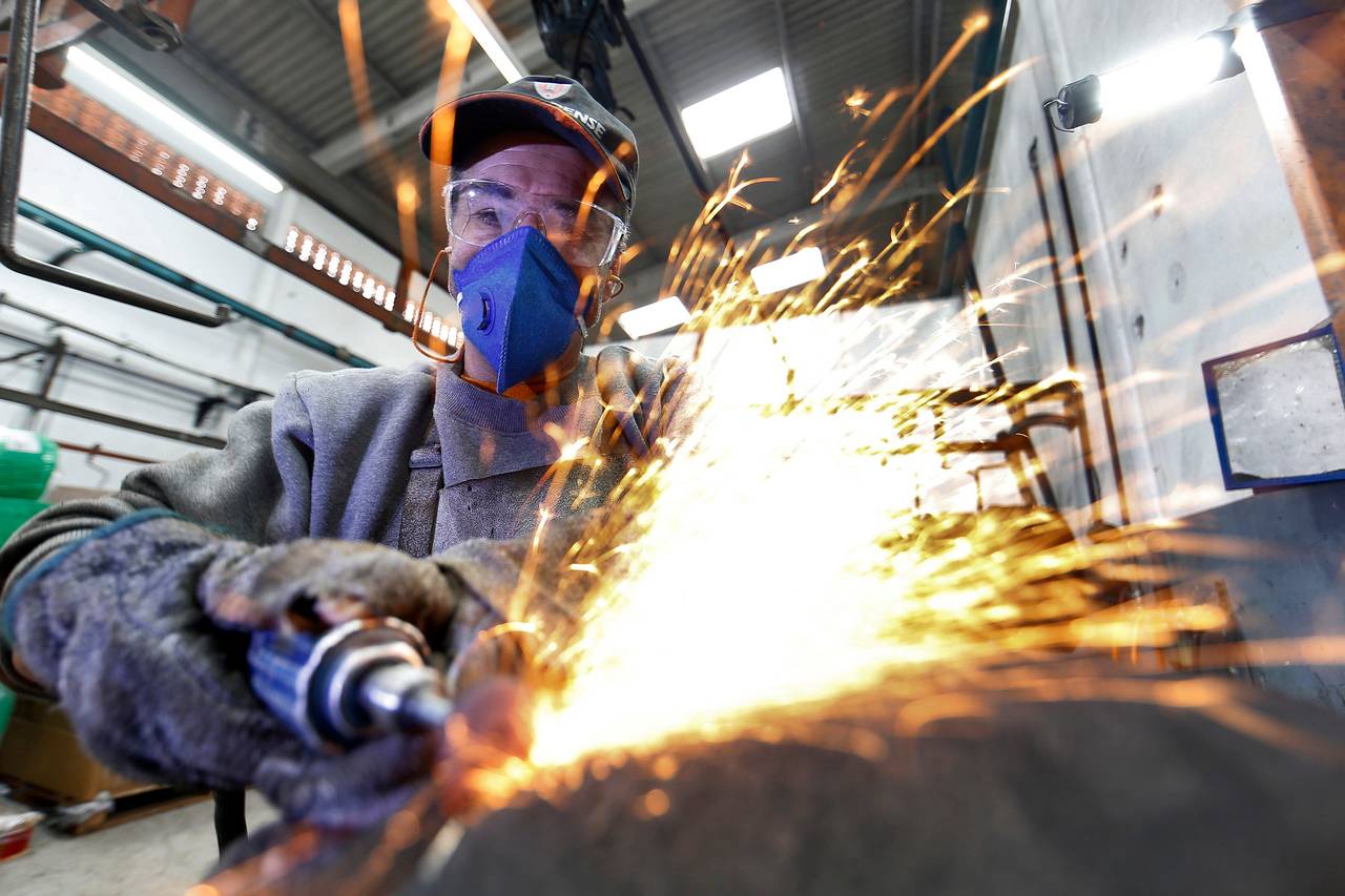 Trabalhador em fábrica de recapagem de pneus: fique por dentro de tudo o que Bolsonaro fez na economia em 2019.