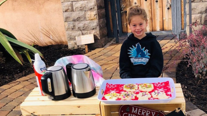 A menina Katelynn Hardee, de cinco anos, vendendo biscoitos.