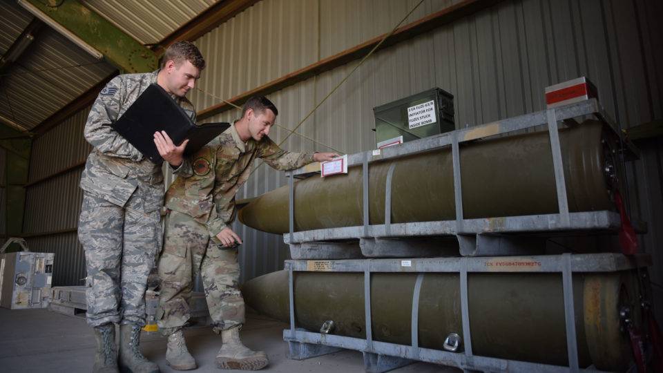 Sargentos da Força Aérea dos EUA inspecionam bombas na base aérea de Incirlik, na Turquia