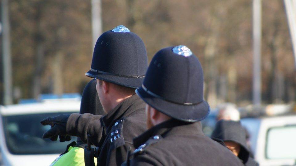 Como a polícia britânica aceita crimes hediondos como parte inevitável do cotidiano O caso do assassinato de um imigrante por seus colegas alcoolizados mostra como a linguagem acaba por revelar a normalização da violência extrema.