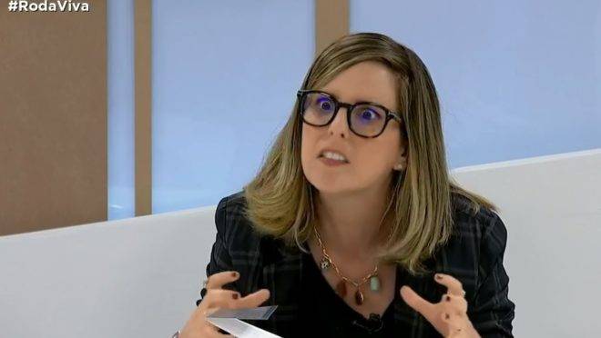 Com dificuldades para "perdoar" pai que votou em Bolsonaro, Tati Bernardi recebe uma dura lição de Leandro Karnal e aprende que a vida não é só política.