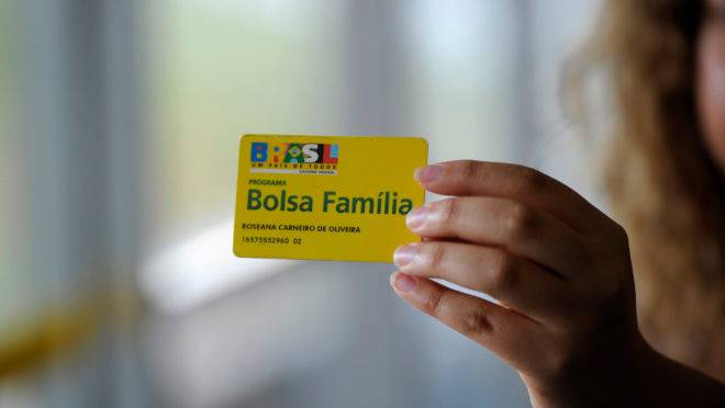 Maior programa de combate à pobreza do Brasil, o Bolsa Família pode passar a se chamar Renda Brasil.