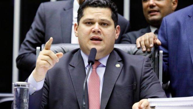 O presidente do Senado, Davi Alcolumbre (DEM-AP), suspendeu a sessão que analisava o veto de Bolsonaro