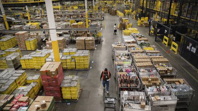 Centro de logística da Amazon em Robbinsville, Nova Jersey.