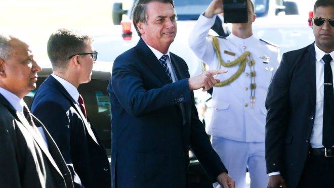O Presidente Jair Bolsonaro conversa com a imprensa ao sair do Palácio da Alvorada.