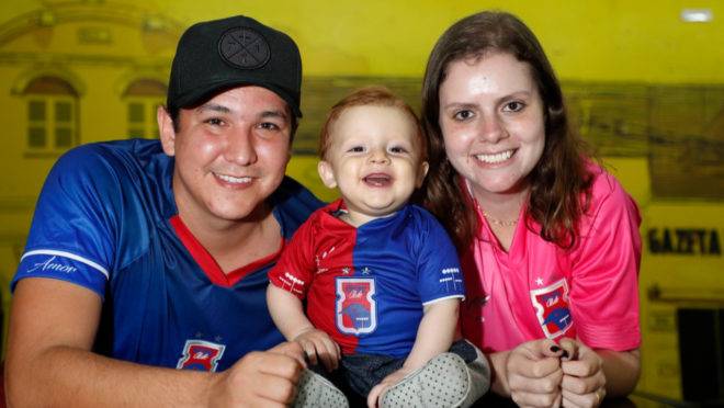 Casal Bruno e Keyla Alves e o filho Saulinho: paixão pelo Paraná e homenagem ao Tigre da Vila