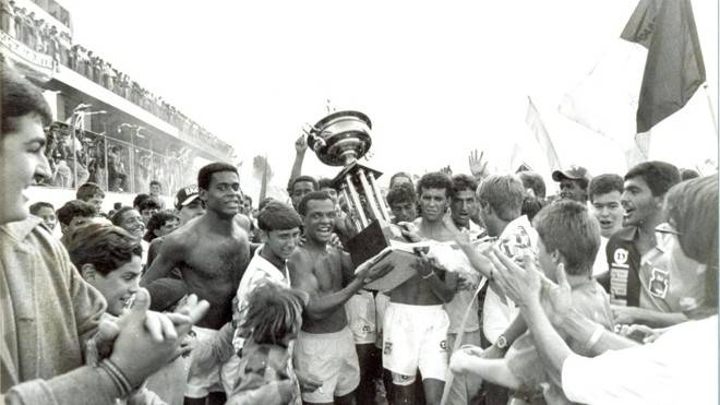 João Antônio e Adoílson seguram o troféu de campeão de 1994: um dos marcos da história do Paraná