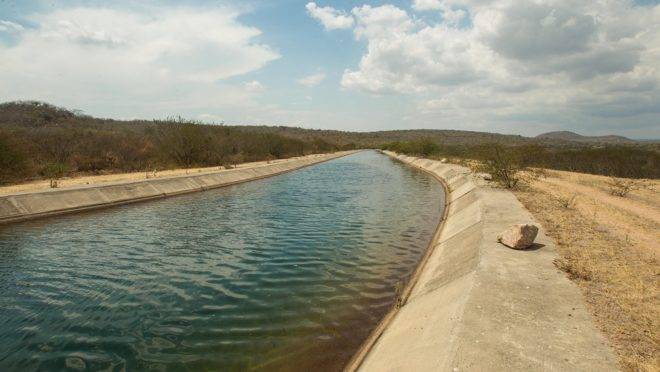 Os 120 km do Canal do Sertão de Alagoas que estão com água são responsáveis pela sobrevivência da agricultura no Semiárido do estado. Região irrigada produz frutas, verduras e raízes como macaxeira e batata-doce, além de matar a sede dos rebanhos