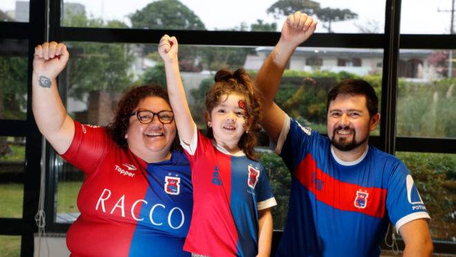 A pequena Alice, ao lado dos pais, Caroline e Kléber: paixão inata pelo Tricolor