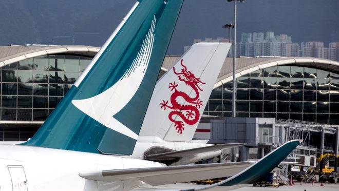 Aeronaves da companhias aéreas Cathay e Hong Kong Dragon no Aeroporto Internacional de Hong Kong.