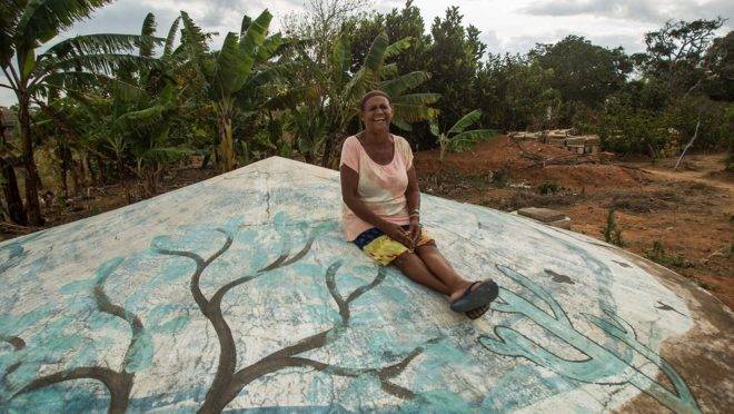 A agricultora Irene da Silva, de Arapiraca (AL), mostra a cisterna que permitirá reservar a água da chuva para fazer a irrigação da lavoura