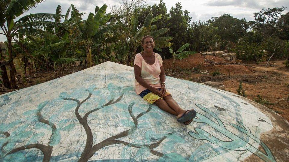 Cisternas e quintais produtivos conduzem agricultura familiar no agreste alagoano A agricultora Irene da Silva, de Arapiraca (AL), mostra a cisterna que permitirá reservar a água da chuva para fazer a irrigação da lavoura