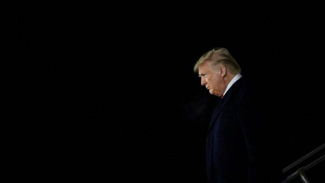 O presidente americano Donald Trump chega ao aeroporto de Kellog para comício enquanto a Câmara debatia o seu impeachment, 18 de dezembro de 2019, em Battle Creek, Michigan