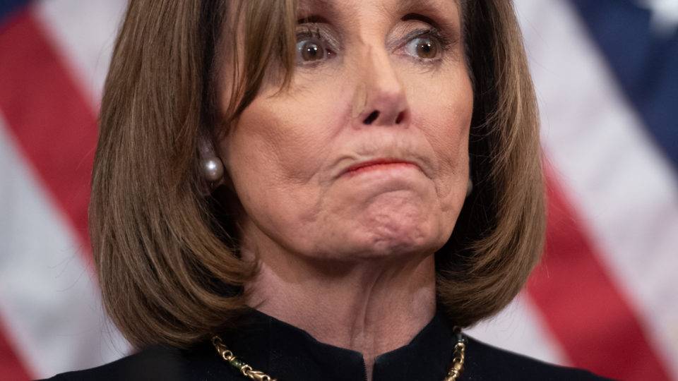Democratas ameaçam adiar julgamento de Trump no Senado Presidente da Câmara dos EUA, Nancy Pelosi, ameaça adiar julgamento de Trump no Senado