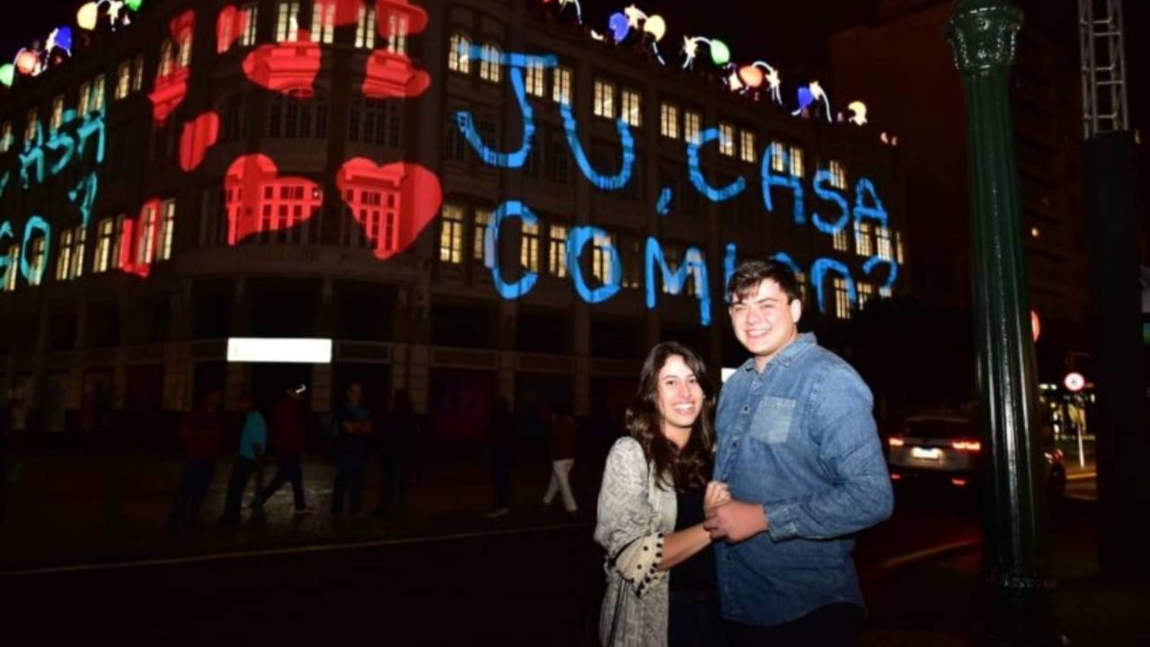 O casal Eduardo Dias e Julia Ramos Ening logo após o pedido de casamento.