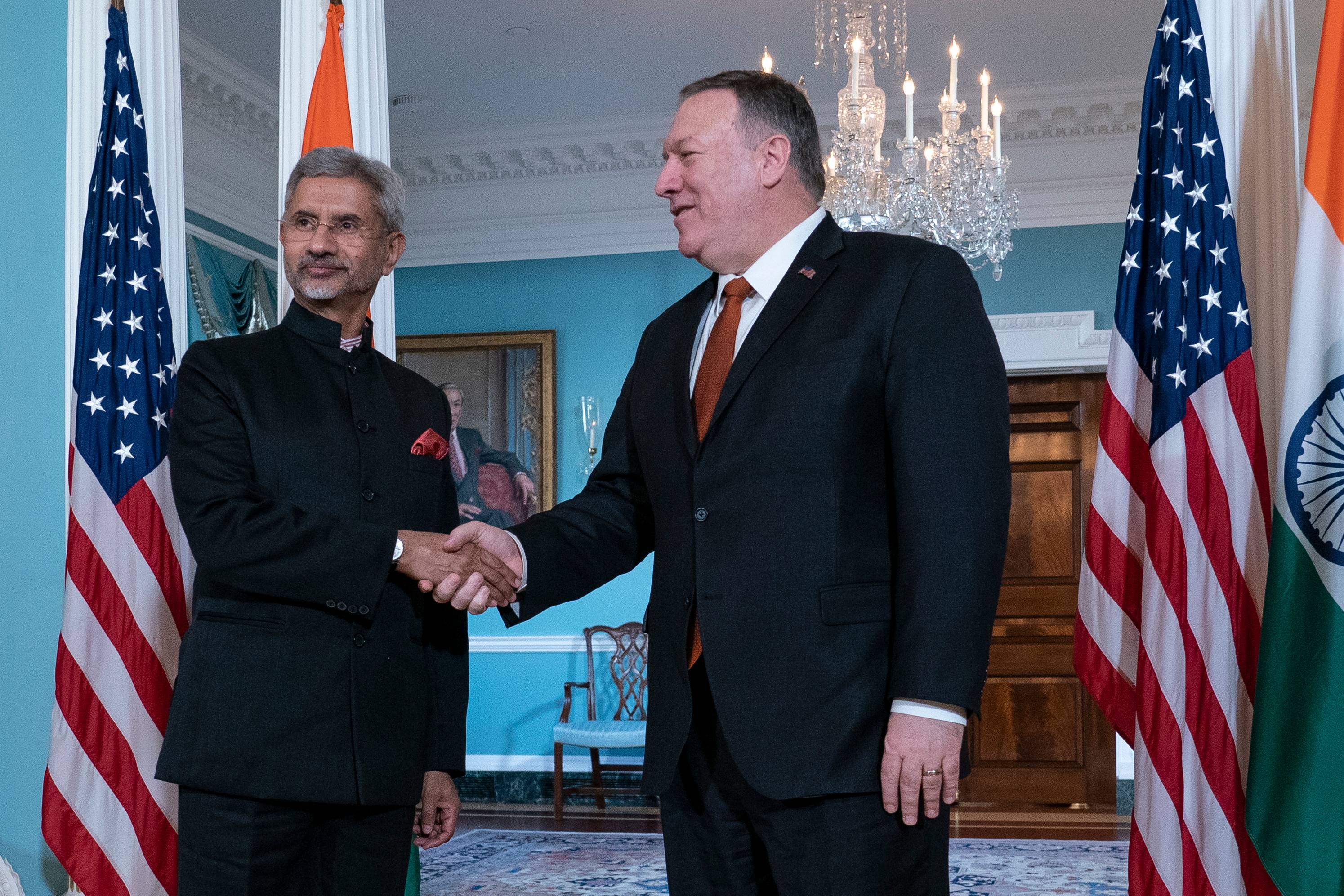 Secretário de Estado dos EUA, Mike Pompeo (D), cumprimenta o ministro indiano de Relações Exteriores, Subrahmanyam Jaishankar