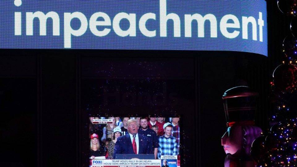 Como o impeachment de Trump pode afetar a corrida presidencial de 2020 O presidente americano Donald Trump em telão na sede na Fox News durante votação na Câmara que aprovou o seu impeachment, 18 de dezembro de 2019