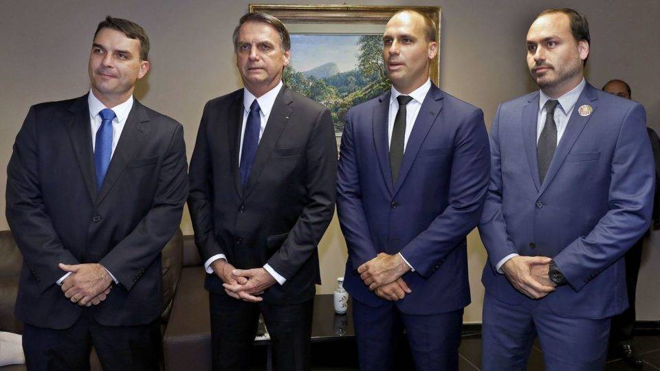 O presidente Jair Bolsonaro e três de seus filhos: Flávio, Eduardo e Carlos.