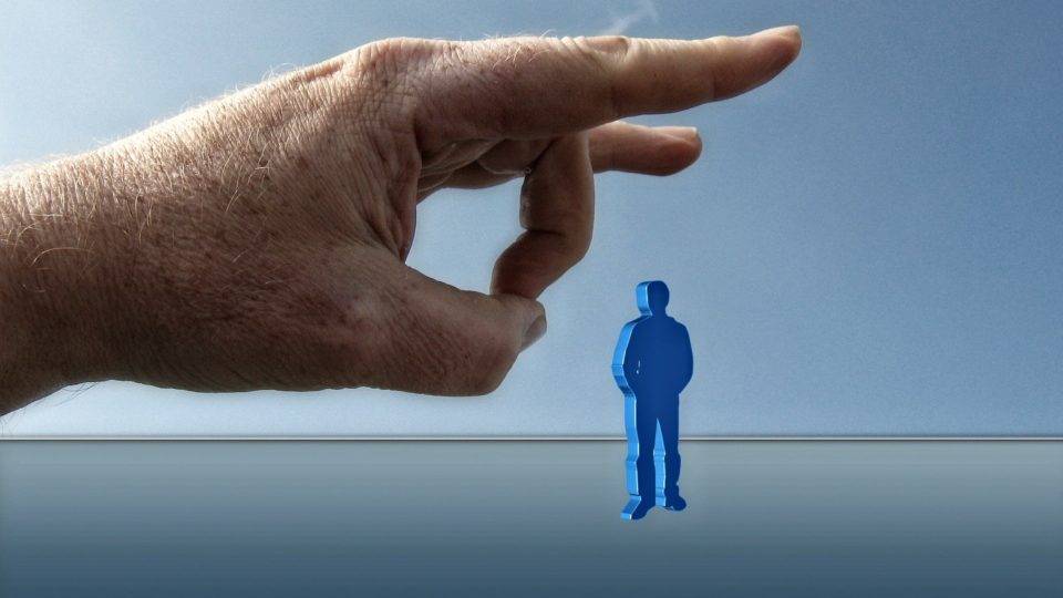 A premissa dos militantes progressistas é a de que quem foge dos ditames politicamente corretos do momento merece não apenas uma reprimenda ou advertência, mas deve ser boicotado e removido de qualquer posição de destaque.