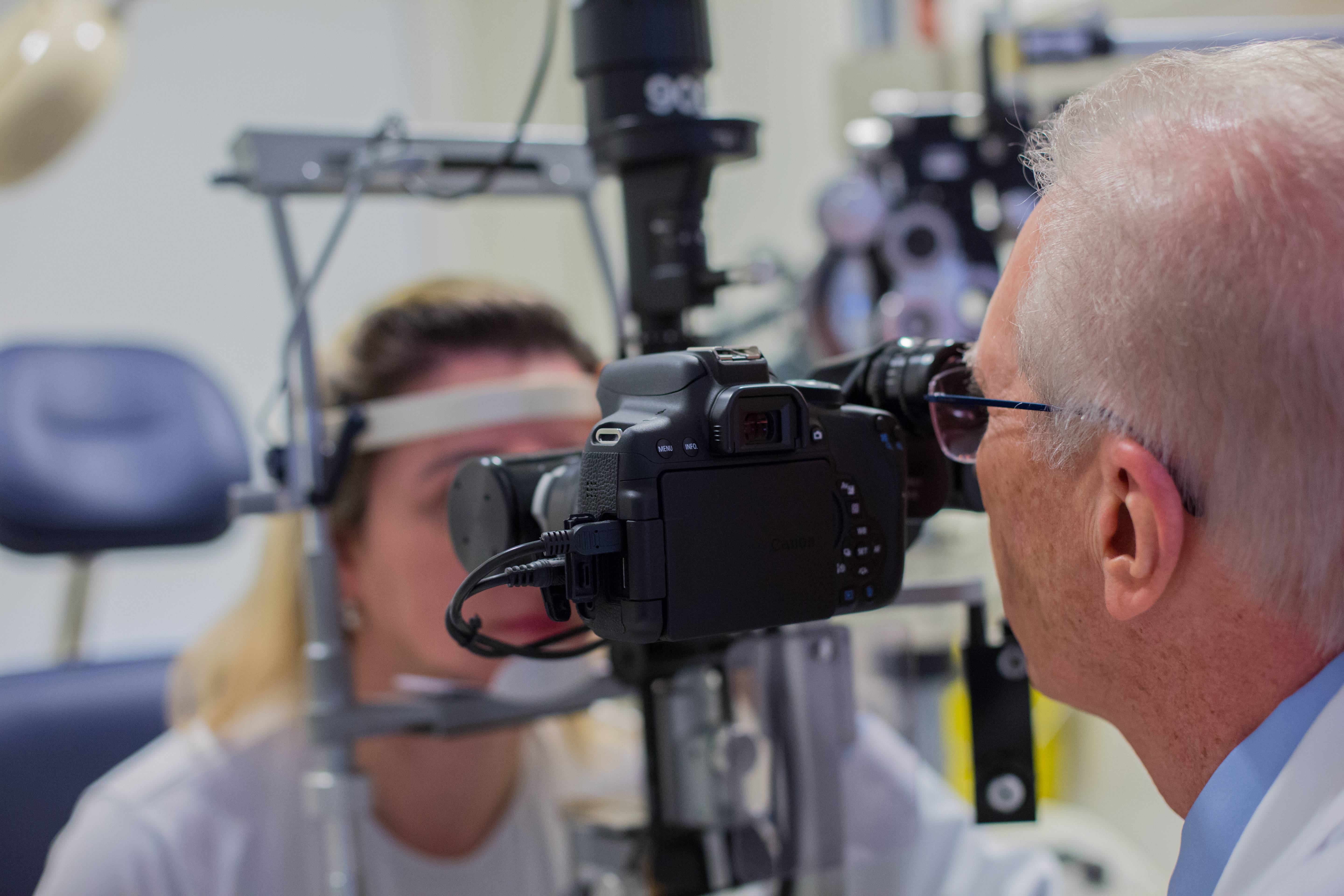 Cirurgias refrativas são intervenções médicas consideradas de baixo risco e que são capazes de corrigir a grande maioria dos erros de refração do olho humano