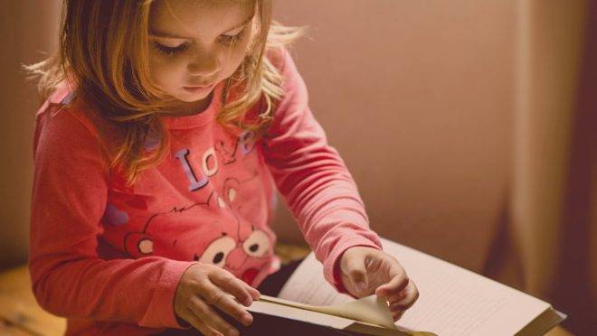 Crianças que nunca receberam um livro de presente são mais propensas a ter um nível de leitura inferior ao esperado para a sua idade