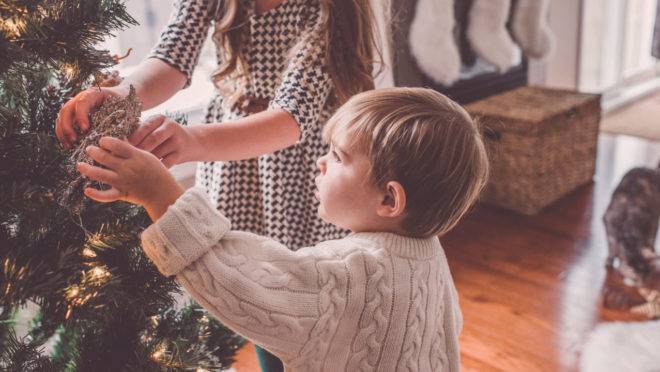 Natal é muito mais do que luzes e presentes, mas seus filhos não saberão disso se você não lhes ensinar sobre os valores celebrados nessa festa