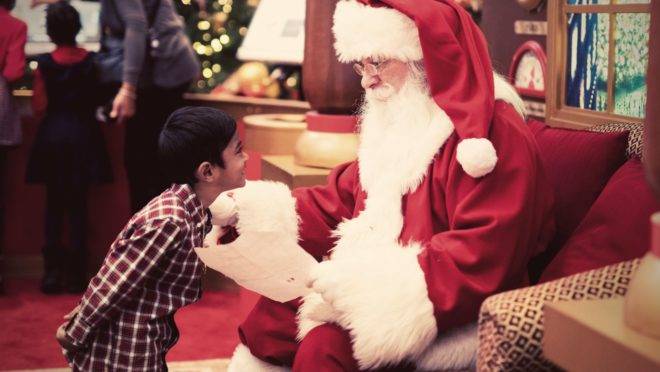 Descobrir sozinha a verdade sobre o Papai Noel é parte do seu crescimento e um sinal de que a criança está desenvolvendo habilidades de pensamento crítico