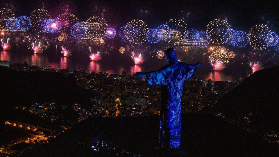 Privilégio ateu: Juíza usa laicidade do Estado para justificar decisão anticristã Queima de fogos na praia de Copacabana, Réveillon Rio 2019